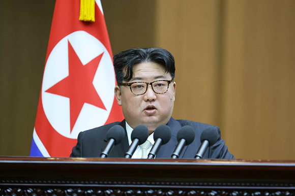 공화국의 부흥발전과
인민들의 복리증진을 위한 당면과업에 대하여
경애하는 김정은동지께서
조선민주주의인민공화국 최고인민회의 제１４기 제１０차회의에서
강령적인 시정연설을 하시였다

 