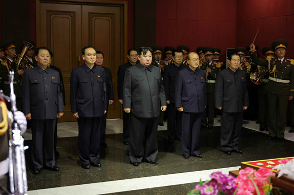 경애하는 김정은동지께서
고 최태복동지의 령구를 찾으시여 깊은 애도의 뜻을 표시하시였다