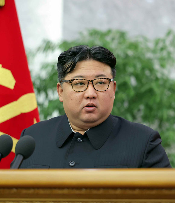 경애하는 김정은동지께서
조선로동당 중앙위원회 제8기 제19차 정치국 확대회의에서 강령적인 결론을 하시였다