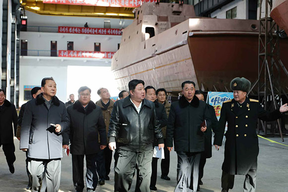 경애하는 김정은동지께서 남포조선소를 현지지도하시였다

 