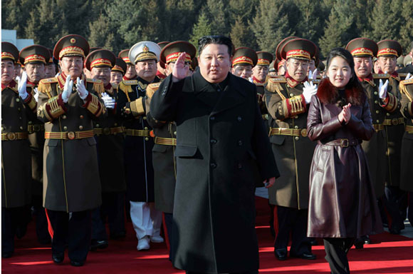 경애하는 김정은동지께서 건군절에 즈음하여 국방성을 축하방문하시였다