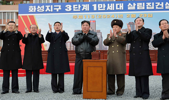 화성지구 ３단계 １만세대 살림집건설착공식 진행
경애하는 김정은동지께서 착공식에 참석하시였다
 