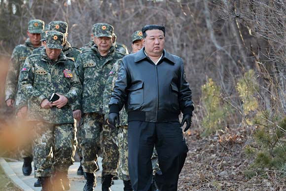 경애하는 김정은동지께서
서부지구 중요작전훈련기지를 현지시찰하시였다

 
