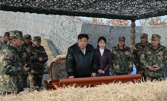 경애하는 김정은동지께서
조선인민군 항공륙전병부대들의 훈련을 지도하시였다