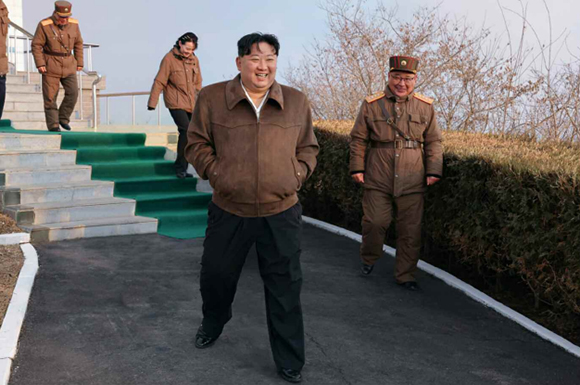 경애하는 김정은동지께서
신형중장거리극초음속미싸일용 고체연료발동기 지상분출시험을 지도하시였다