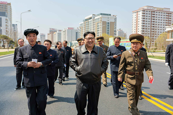 조경애하는 김정은동지께서
완공을 앞둔 화성지구 2단계 1만세대 살림집건설장을 현지지도하시였다