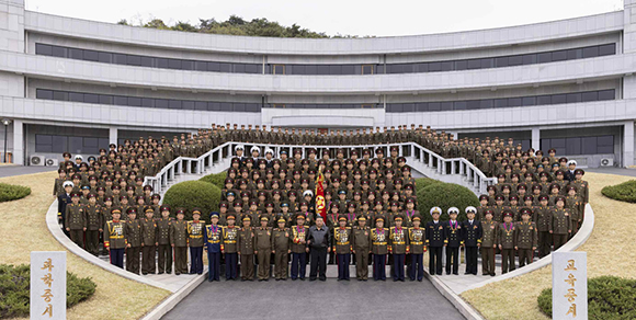 경애하는 김정은동지께서 우리 나라 군사교육의 최고전당인
김정일군정대학을 현지지도하시였다