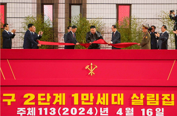 부흥강국의 전면적발전기를 상징하는 인민의 리상거리
화성지구 ２단계 １만세대 살림집 준공식 성대히 진행
경애하는 김정은동지께서 몸소 준공테프를 끊으시고
새 살림집을 받은 근로자들을 축복해주시였다

 