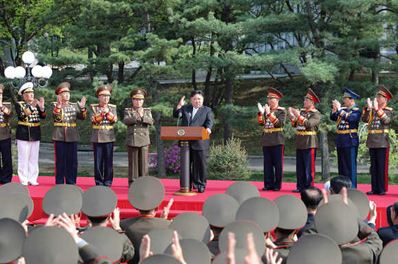 경애하는 김정은동지께서
뜻깊은 4.25명절에 즈음하여 김일성군사종합대학을 축하방문하시였다