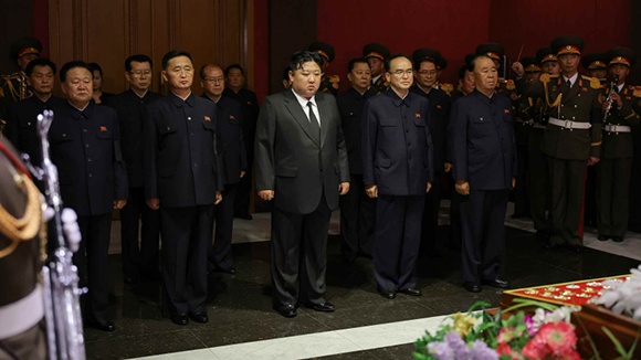 경애하는 김정은동지께서
고 김기남동지의 령구를 찾으시여 깊은 애도의 뜻을 표시하시였다