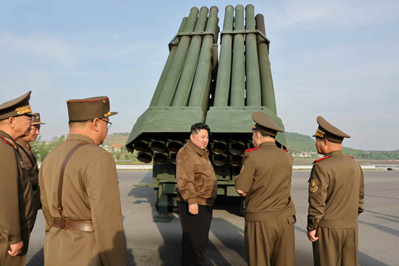 경애하는 김정은동지께서
갱신형 240mm방사포무기체계를 료해하시고
조종방사포탄시험사격을 보시였다