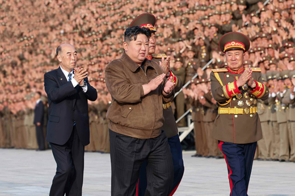 경애하는 김정은동지께서
조선로동당 중앙간부학교건설과 성대한 준공행사의 성과적보장에 기여한
군인건설자들과 설계일군들, 예술인들과 함께 기념사진을 찍으시였다