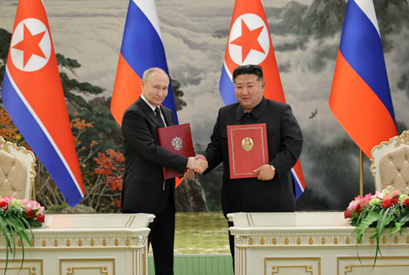 《조선민주주의인민공화국과 로씨야련방사이의 포괄적인 전략적동반자관계에 관한 조약》이 조인되였다
경애하는 김정은동지께서 울라지미르 울라지미로비치 뿌찐동지와 함께 조약에 서명하시였다