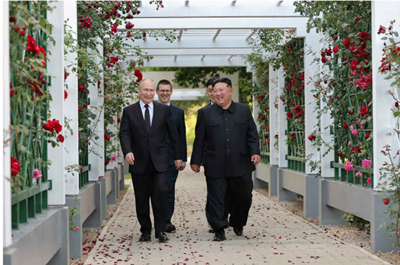 경애하는 김정은동지께서 뿌찐동지와 금수산영빈관 정원구역에서 시간을 함께 보내시며 친교를 두터이 하시였다