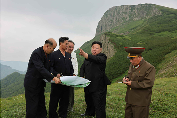 경애하는 김정은동지께서
삼지연시건설사업을 현지에서 지도하시였다