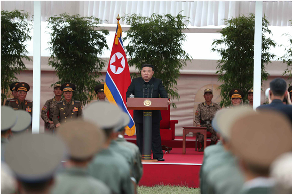 경애하는 김정은동지께서 큰물피해지역 수재민들을 구출하는데서 특출한
무훈을 세운 조선인민군 공군 직승비행부대를 축하방문하시였다