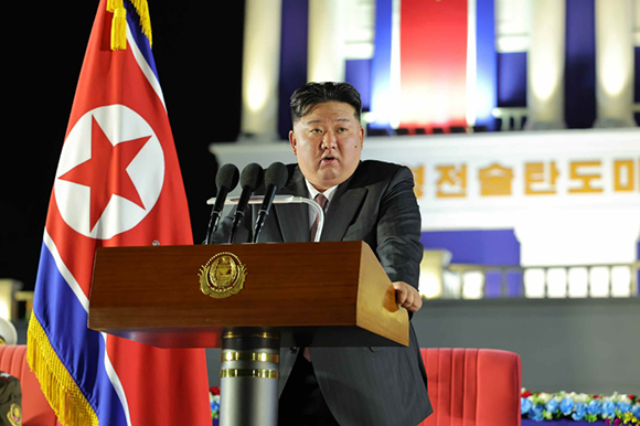 경애하는 김정은동지께서 신형전술탄도미싸일무기체계 인계인수기념식에서 력사적인 연설을 하시였다