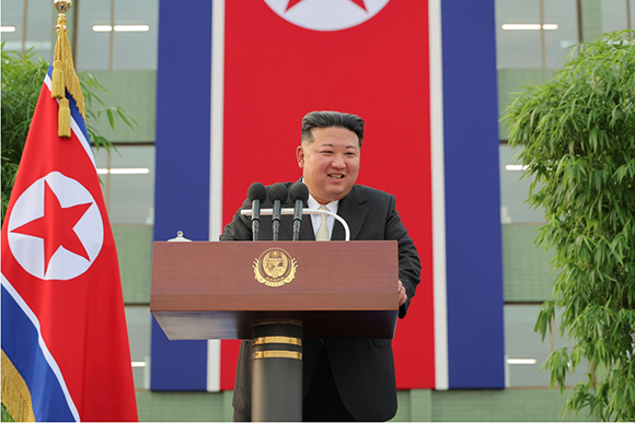 경애하는 김정은동지께서 수도 평양에 도착한 수해지역 주민들앞에서 환영사를 하시였다