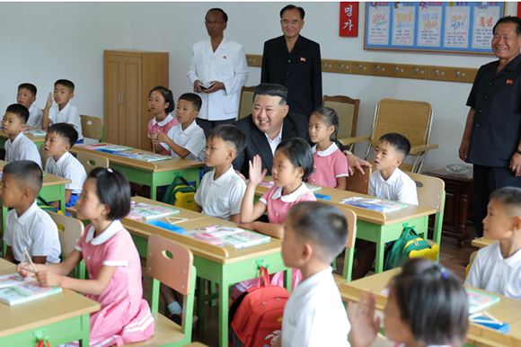 경애하는 김정은동지께서 4.25려관을 찾으시고 수해지역 학생들을 위한 교육준비정형을 료해하시였다
