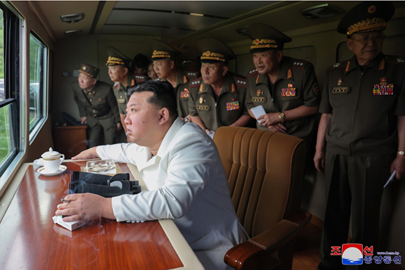 경애하는 <strong>김정은</strong>동지께서 국방공업기업소들에서 생산되고있는 240㎜방사포무기체계의 검수시험사격을 보시였다