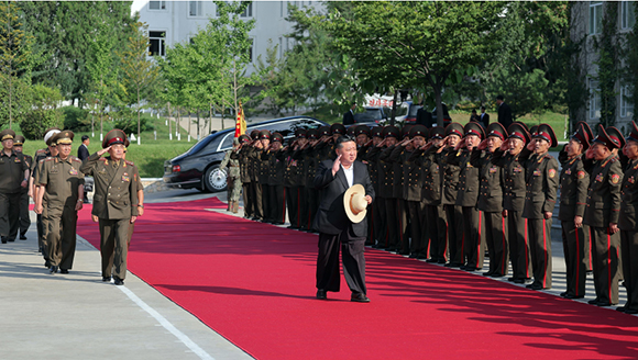 경애하는 김정은동지께서 오진우명칭 포병종합군관학교를 시찰하시였다