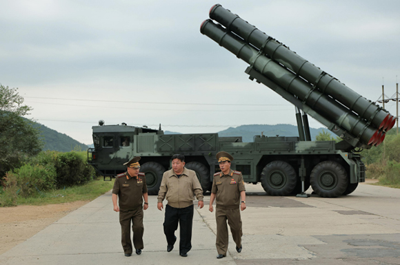 경애하는 김정은동지께서 새형의 600㎜방사포차성능검증을 위한 시험사격을 보시였다