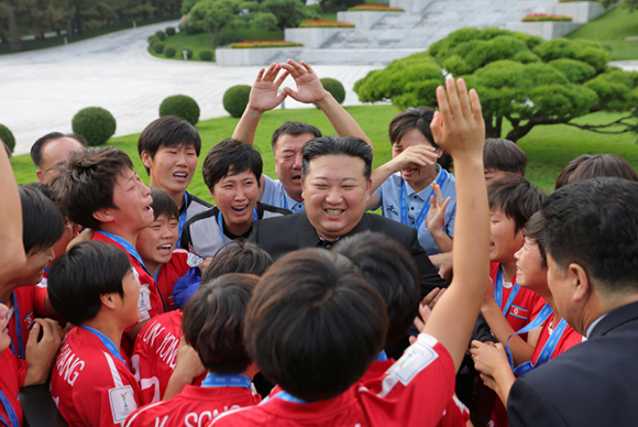 경애하는 김정은동지께서
국제축구련맹 2024년 20살미만 녀자월드컵경기대회에서
우승한 선수들과 감독들을 만나시고 축하격려해주시였다