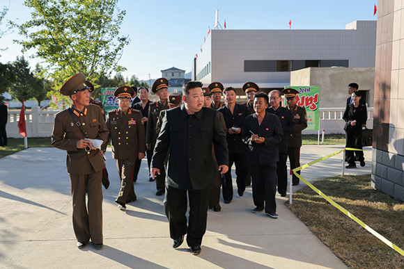 경애하는 김정은동지께서
평북도 지방공업공장건설장을 현지지도하시였다