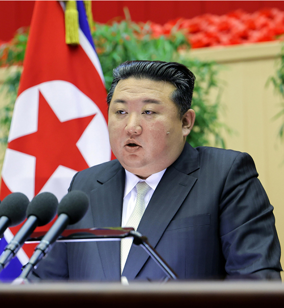 조성된 정세와 공화국무력 대대장, 대대정치지도원들의 임무에 대하여
경애하는 김정은동지께서 조선인민군 제4차 대대장, 대대정치지도원대회
참가자들앞에서 강령적인 연설을 하시였다