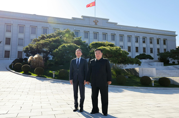 경애하는 김정은동지께서
로씨야련방 자연부원생태학상 알렉싼드르 꼬즐로브동지를 접견하시였다