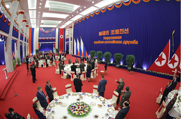 조선민주주의인민공화국 국방성이 로씨야련방 군사대표단을 위한 환영연회 마련