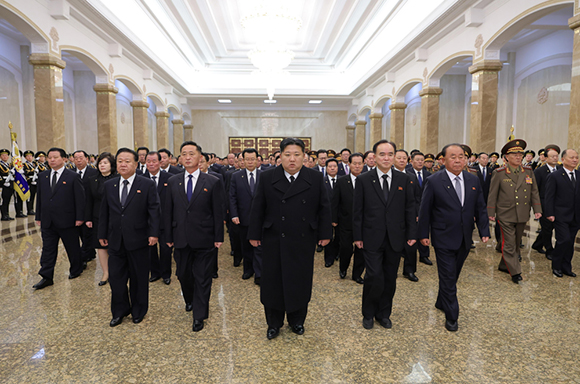 경애하는 김정은동지께서
민족최대의 추모의 날에 즈음하여 금수산태양궁전을 찾으시였다