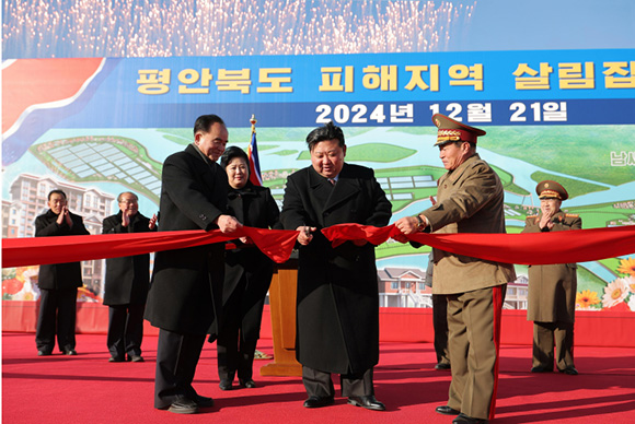 평안북도 피해지역 살림집 준공식 성대히 진행
경애하는 김정은동지께서 준공식에 참석하시였다