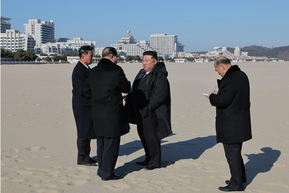 경애하는 김정은동지께서
갈마해안관광지구의 완공된 주요봉사망들을 돌아보시였다

 