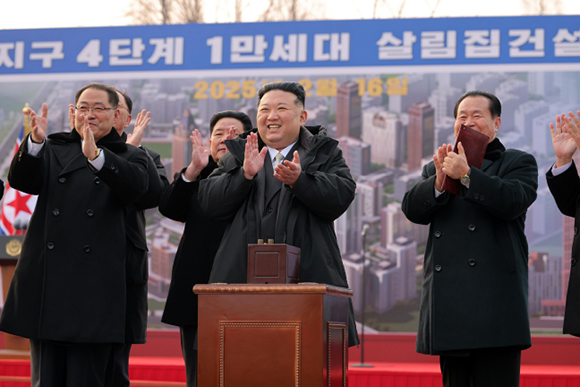 당 제８차대회가 결정한 수도건설 ５개년계획의 완결단계과업수행에 착수
화성지구 ４단계 １만세대 살림집건설착공식 성대히 진행



 