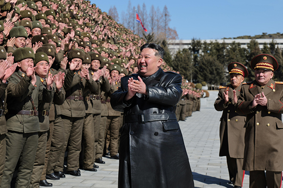 경애하는 김정은동지께서
주체적혁명무력의 최고군사정치학원인 김일성정치대학을 방문하시였다