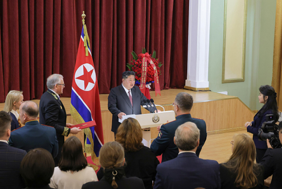 경애하는 김정은동지께서 로씨야의 위대한 전승절에 즈음하여
우리 나라 주재 로씨야련방대사관을 축하방문하시였다