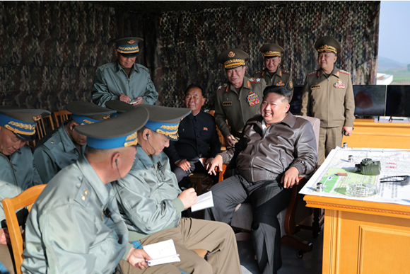 경애하는 김정은동지께서
조선인민군 근위 제1공군사단관하 비행련대를 방문하시고 훈련을 지도하시였다