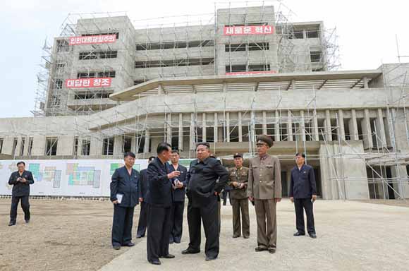 경애하는 김정은동지께서
강동군병원과 종합봉사소건설장을 현지지도하시였다