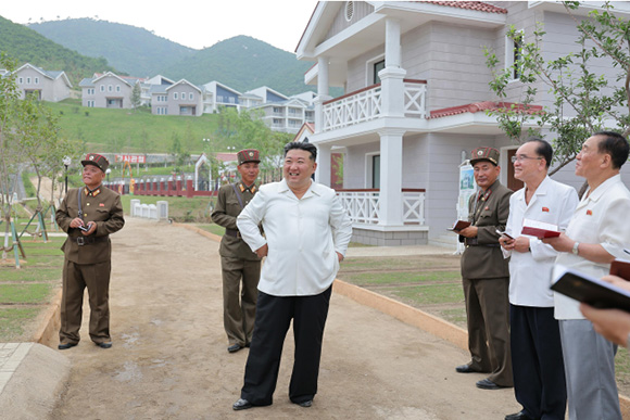 경애하는 김정은동지께서
락원군바다가양식사업소건설사업을 현지에서 지도하시였다