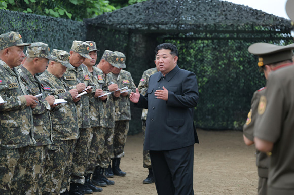 경애하는 김정은동지께서

조선인민군 대련합부대 포병구분대들의 사격훈련경기를 참관하시였다





 