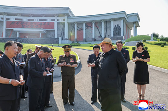 경애하는 김정은동지께서
당과 정부, 무력기관의 지도간부들과 함께 신천계급교양관을 돌아보시였다