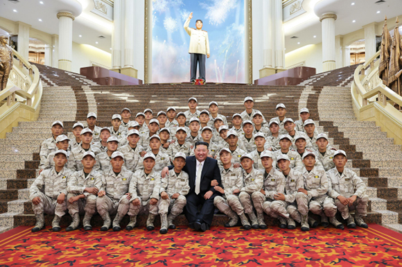 경애하는 김정은동지께서 전승절경축행사에 특별초청된
조선인민군 제4군단관하 포병구분대 군인들을 만나시고 기념사진을 찍으시였다