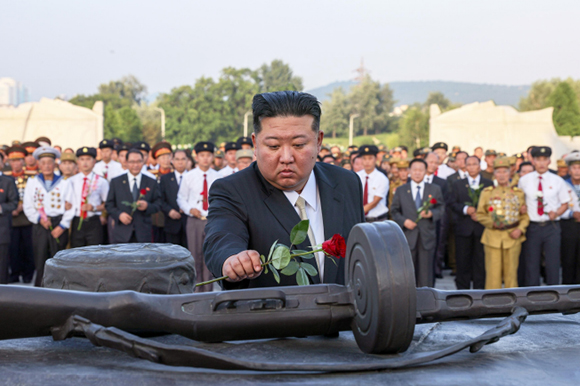 경애하는 김정은동지께서 전승 72돐에 즈음하여 조국해방전쟁참전렬사묘를 찾으시였다