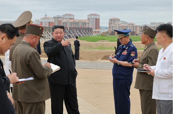 경애하는 김정은동지께서 위화도온실종합농장건설장과 섬지구 영구화제방공사장을 현지지도하시였다