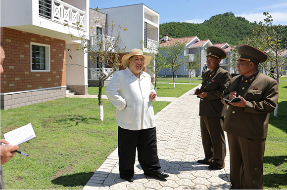 경애하는 김정은동지께서
완공된 락원군바다가양식사업소와 어촌문화주택지구를 돌아보시였다