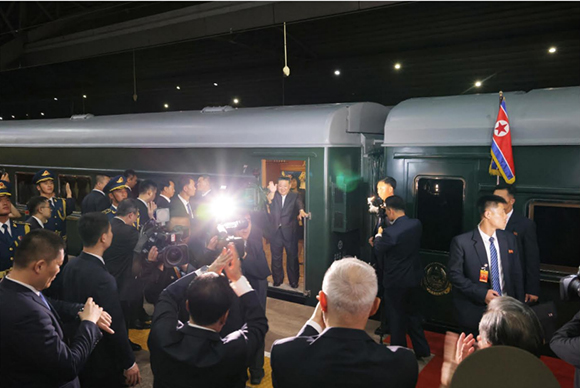 조선로동당 총비서이시며 조선민주주의인민공화국 국무위원장이신 경애하는 김정은동지께서 중화인민공화국방문을 마치시고 귀로에 오르시였다