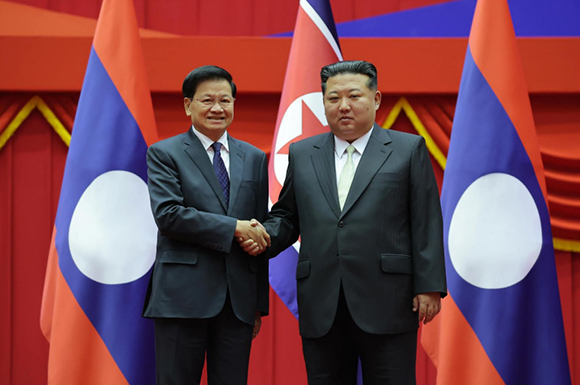 라오스인민혁명당 중앙위원회 총비서,
라오스인민민주주의공화국 주석 통룬 씨쑤릿동지를 환영하는 의식 진행