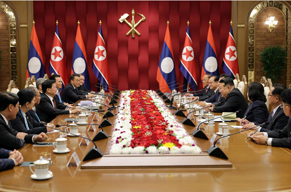 경애하는 김정은동지께서
라오스인민혁명당 중앙위원회 총비서,
라오스인민민주주의공화국 주석 통룬 씨쑤릿동지와 회담하시였다