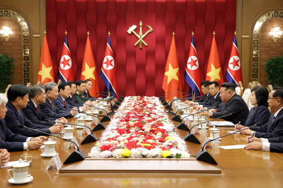 경애하는 김정은동지께서 윁남공산당 중앙위원회 총비서 또 럼동지와 회담하시였다